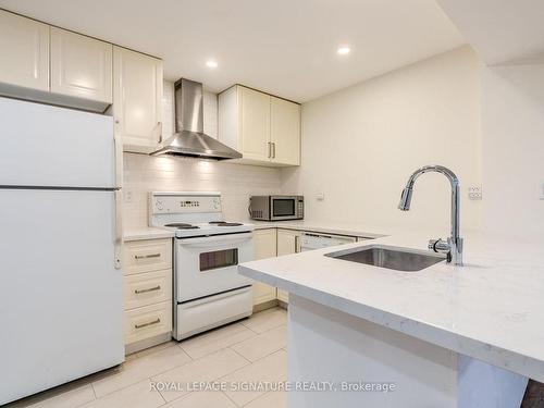 Bsmt-60 Risdon Crt, Toronto, ON - Indoor Photo Showing Kitchen