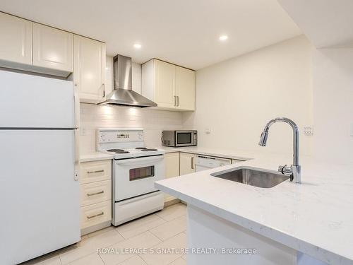 Bsmt-60 Risdon Crt, Toronto, ON - Indoor Photo Showing Kitchen