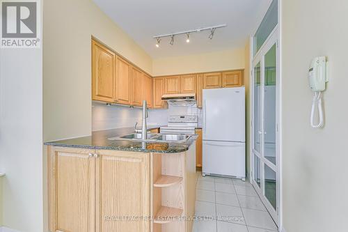 607 - 38 Fontenay Court, Toronto, ON - Indoor Photo Showing Kitchen With Double Sink