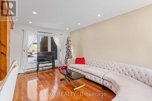 21 Hamlet Court, Brampton, ON - Indoor Photo Showing Living Room