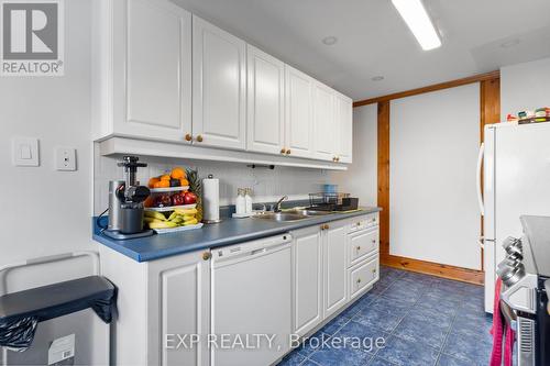 21 Hamlet Court, Brampton, ON - Indoor Photo Showing Kitchen With Double Sink