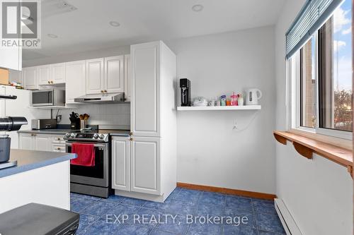 21 Hamlet Court, Brampton, ON - Indoor Photo Showing Kitchen