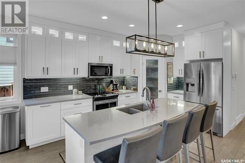 192 Wellington Drive, Moose Jaw, SK - Indoor Photo Showing Kitchen With Double Sink With Upgraded Kitchen