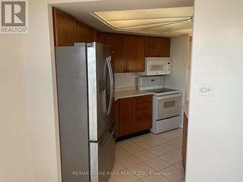 607 - 360 Watson Street, Whitby (Port Whitby), ON - Indoor Photo Showing Kitchen