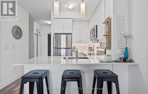 127 - 50 Lakebreeze Drive, Clarington (Newcastle), ON - Indoor Photo Showing Kitchen With Stainless Steel Kitchen With Double Sink With Upgraded Kitchen