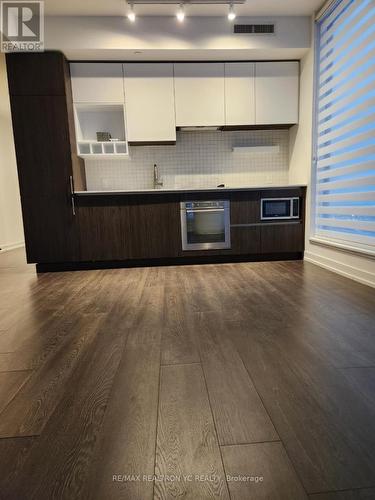 5810 - 5 Buttermill Avenue, Vaughan, ON - Indoor Photo Showing Kitchen