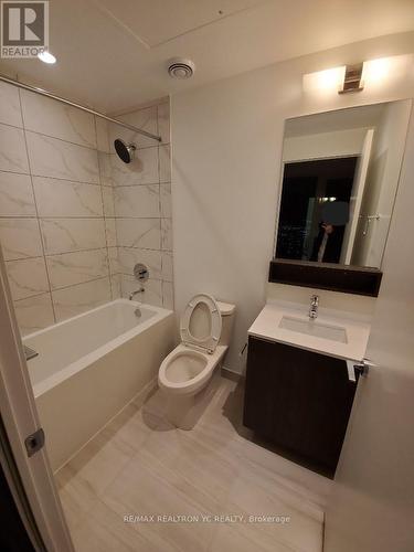 5810 - 5 Buttermill Avenue, Vaughan, ON - Indoor Photo Showing Bathroom