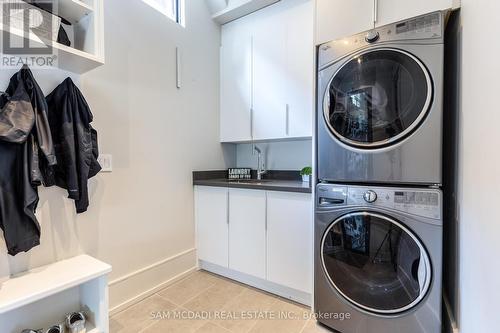 33 Wenonah Drive, Mississauga, ON - Indoor Photo Showing Laundry Room