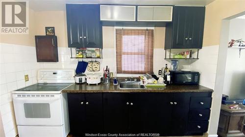 643 Bensette, Windsor, ON - Indoor Photo Showing Kitchen