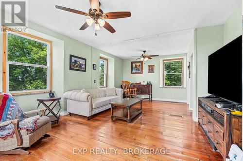 121 Bullfrog Bay Road, Leeds & The Thousand Islands, ON - Indoor Photo Showing Living Room