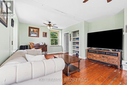 121 Bullfrog Bay Road, Leeds & The Thousand Islands, ON - Indoor Photo Showing Living Room