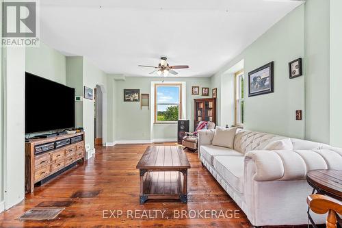 121 Bullfrog Bay Road, Leeds & The Thousand Islands, ON - Indoor Photo Showing Living Room