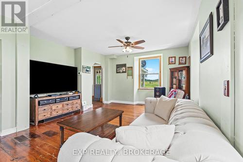 121 Bullfrog Bay Road, Leeds & The Thousand Islands, ON - Indoor Photo Showing Living Room