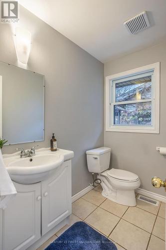 1208 Guildwood Boulevard, London, ON - Indoor Photo Showing Bathroom