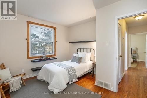 1208 Guildwood Boulevard, London, ON - Indoor Photo Showing Bedroom