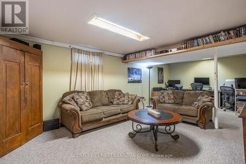 1208 Guildwood Boulevard, London, ON - Indoor Photo Showing Living Room