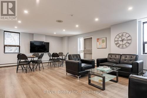 504 - 141 Church Street, St. Catharines (451 - Downtown), ON - Indoor Photo Showing Living Room