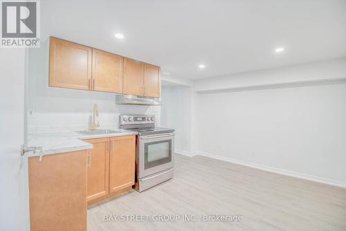 65 Davis Road, Aurora, ON - Indoor Photo Showing Kitchen