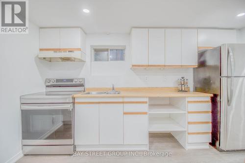 65 Davis Road, Aurora, ON - Indoor Photo Showing Kitchen