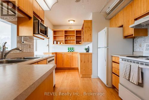 Ph 4 - 7 Gale Crescent, St. Catharines (450 - E. Chester), ON - Indoor Photo Showing Kitchen With Double Sink