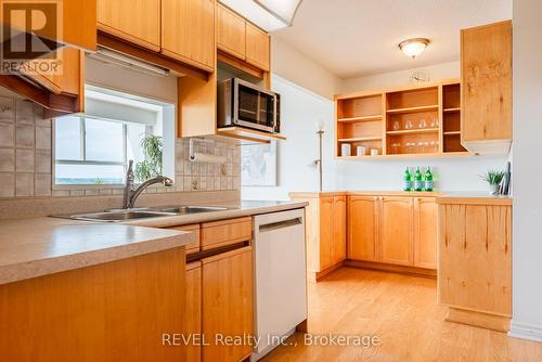 Ph 4 - 7 Gale Crescent, St. Catharines (450 - E. Chester), ON - Indoor Photo Showing Kitchen With Double Sink