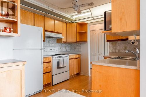 Ph 4 - 7 Gale Crescent, St. Catharines (450 - E. Chester), ON - Indoor Photo Showing Kitchen With Double Sink