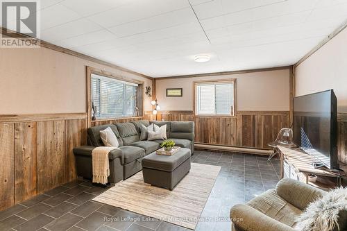 1179 Muskoka Road 117, Bracebridge (Macaulay), ON - Indoor Photo Showing Living Room