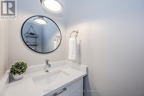 217 Bristol Street, Guelph (Downtown), ON - Indoor Photo Showing Bathroom