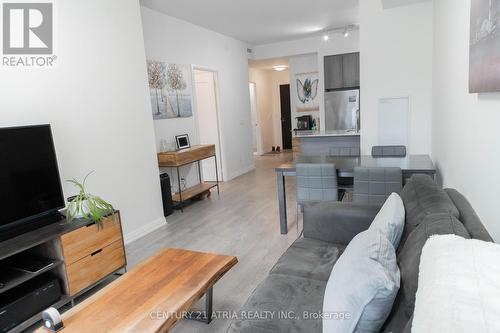 222 - 101 Erskine Avenue, Toronto, ON - Indoor Photo Showing Living Room