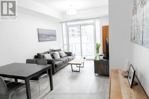 222 - 101 Erskine Avenue, Toronto, ON - Indoor Photo Showing Living Room