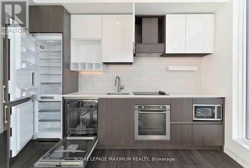 Ph10 - 898 Portage Parkway, Vaughan, ON - Indoor Photo Showing Kitchen