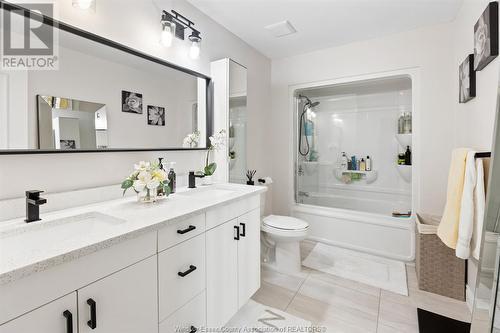 1176 Kamloops, Windsor, ON - Indoor Photo Showing Bathroom