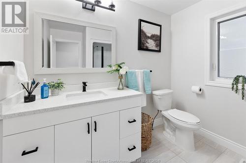 1176 Kamloops, Windsor, ON - Indoor Photo Showing Bathroom