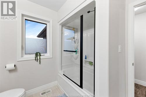 1176 Kamloops, Windsor, ON - Indoor Photo Showing Bathroom