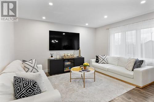 1176 Kamloops, Windsor, ON - Indoor Photo Showing Living Room