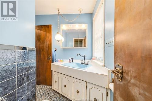 6360 Wyandotte Street East, Windsor, ON - Indoor Photo Showing Bathroom