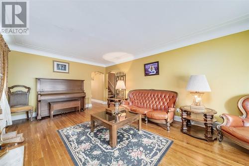 6360 Wyandotte Street East, Windsor, ON - Indoor Photo Showing Living Room