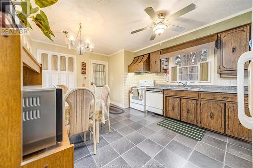 6360 Wyandotte Street East, Windsor, ON - Indoor Photo Showing Kitchen