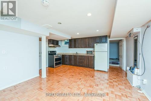 22 Desert Sand Drive, Brampton, ON - Indoor Photo Showing Kitchen