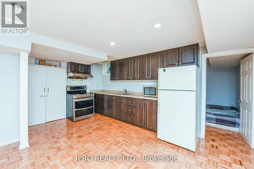 22 Desert Sand Drive, Brampton, ON - Indoor Photo Showing Kitchen