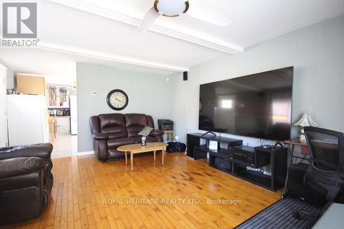 5 - 227 Big Hill Road, Leeds & The Thousand Islands, ON - Indoor Photo Showing Living Room