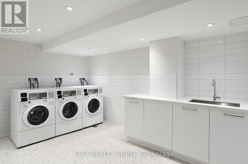 402 - 485 Huron Street, Toronto, ON - Indoor Photo Showing Laundry Room