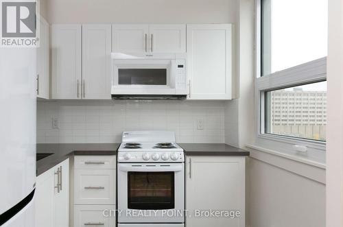 402 - 485 Huron Street, Toronto, ON - Indoor Photo Showing Kitchen