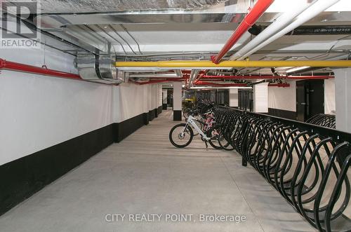 402 - 485 Huron Street, Toronto, ON - Indoor Photo Showing Garage