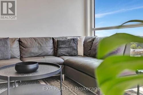 1001 - 1 Victoria Street S, Kitchener, ON - Indoor Photo Showing Living Room