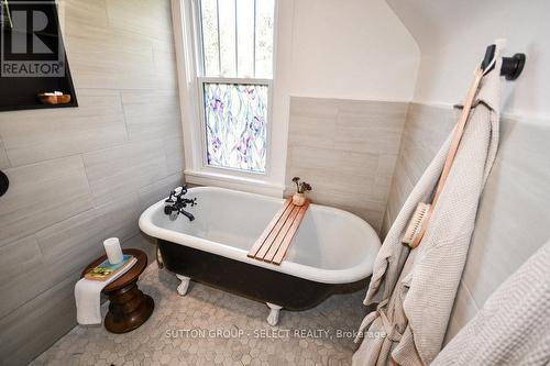 564 Princess Avenue, London, ON - Indoor Photo Showing Bathroom