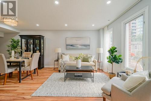 62 - 151 Townsgate Drive, Vaughan, ON - Indoor Photo Showing Living Room