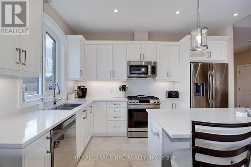 4230 Village Creek Drive, Fort Erie, ON - Indoor Photo Showing Kitchen With Double Sink With Upgraded Kitchen