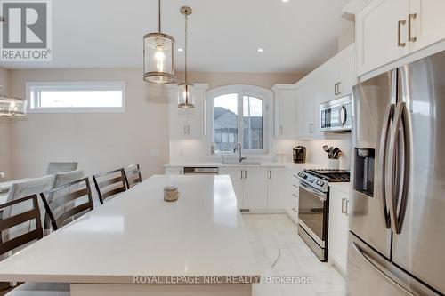 4230 Village Creek Drive, Fort Erie, ON - Indoor Photo Showing Kitchen With Upgraded Kitchen