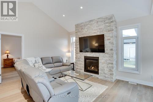 4230 Village Creek Drive, Fort Erie, ON - Indoor Photo Showing Living Room With Fireplace